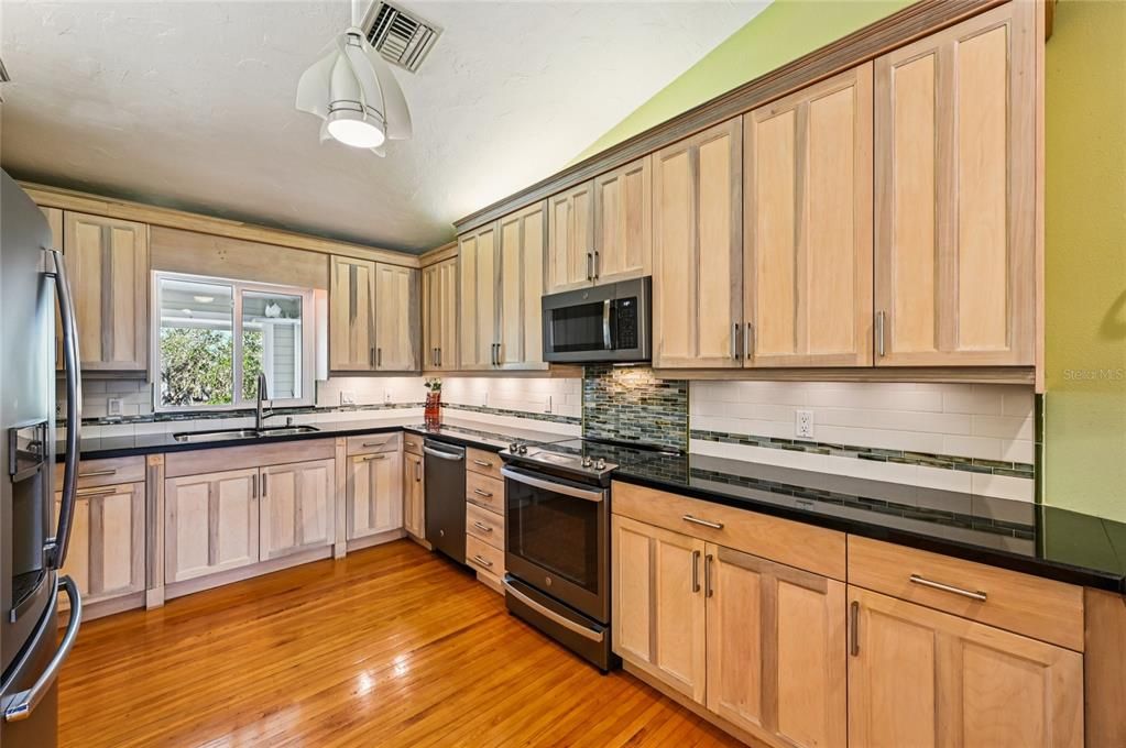 待售: $1,950,000 (3 贝兹, 2 浴室, 2062 平方英尺)