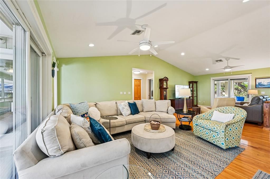 待售: $1,950,000 (3 贝兹, 2 浴室, 2062 平方英尺)