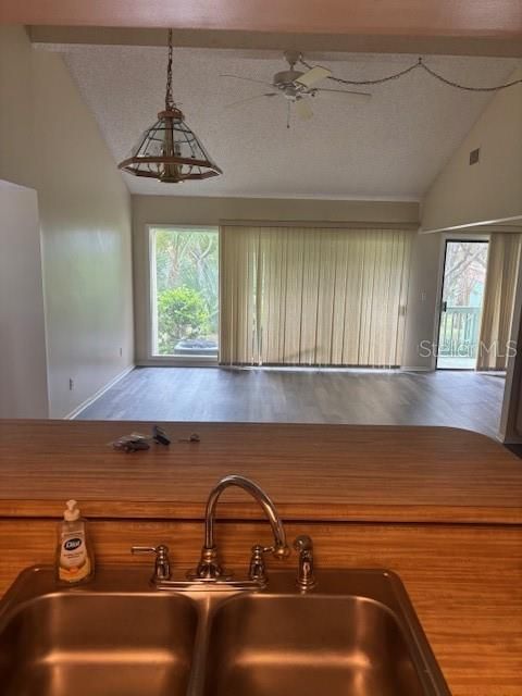 В аренду: $1,900 (2 спален, 1 ванн, 1053 Квадратных фут)