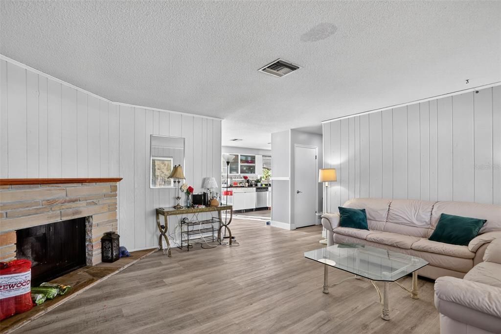 Activo con contrato: $325,000 (3 camas, 2 baños, 1518 Pies cuadrados)