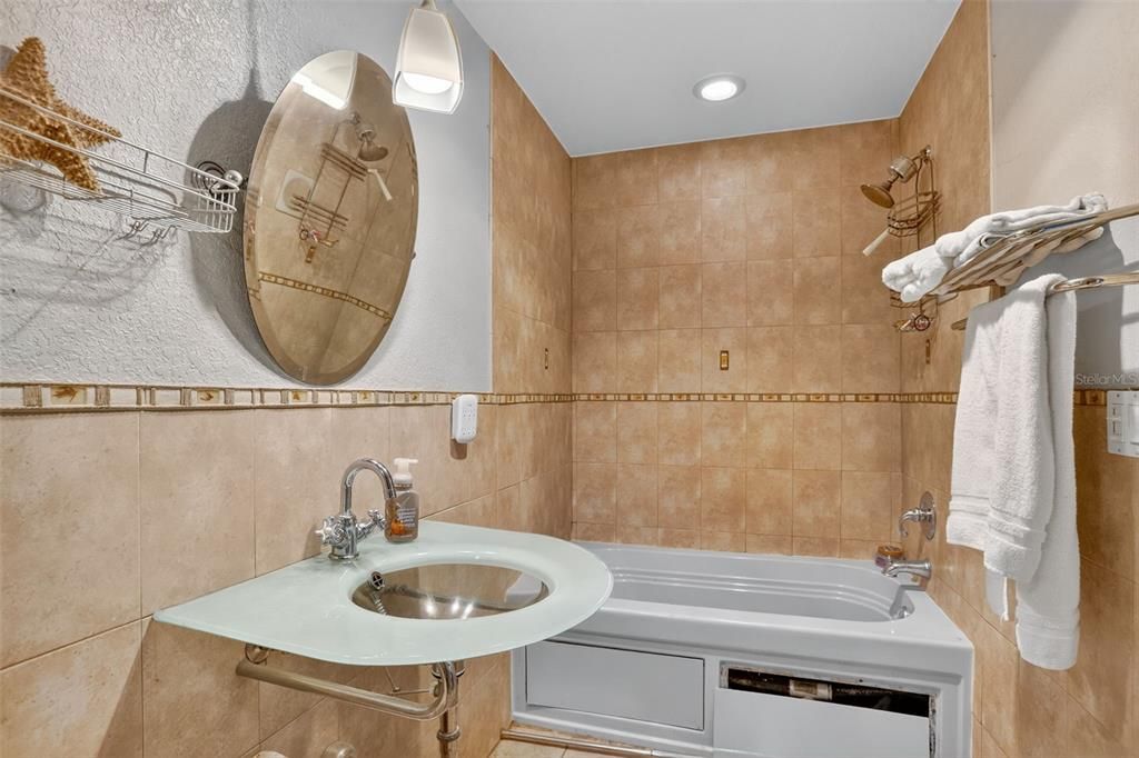 Activo con contrato: $325,000 (3 camas, 2 baños, 1518 Pies cuadrados)