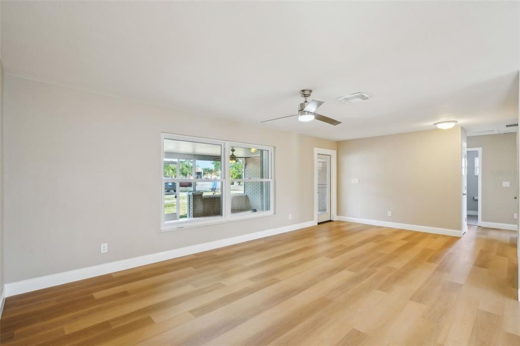 合同活跃: $400,000 (3 贝兹, 2 浴室, 1620 平方英尺)