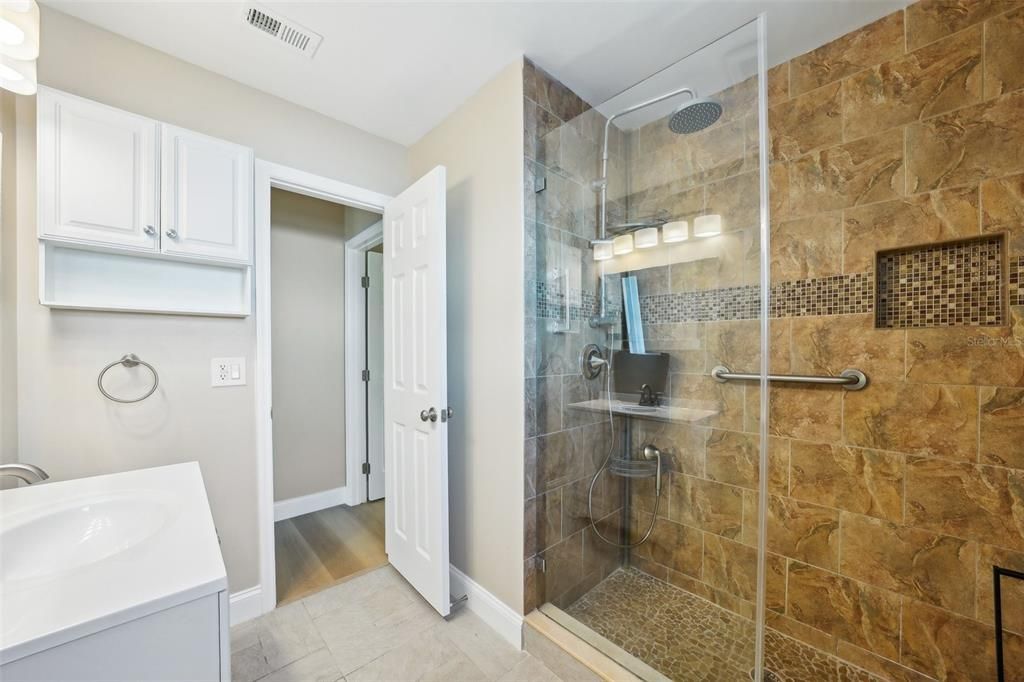 合同活跃: $400,000 (3 贝兹, 2 浴室, 1620 平方英尺)