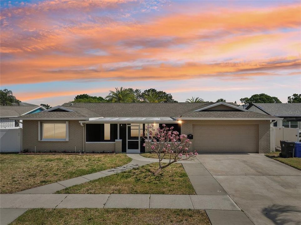 合同活跃: $400,000 (3 贝兹, 2 浴室, 1620 平方英尺)