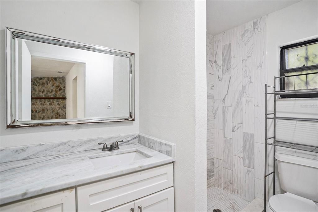 合同活跃: $424,900 (5 贝兹, 2 浴室, 1949 平方英尺)