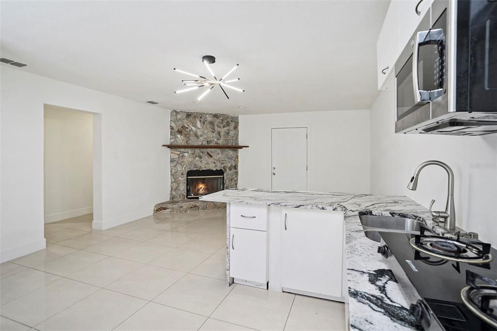 合同活跃: $424,900 (5 贝兹, 2 浴室, 1949 平方英尺)