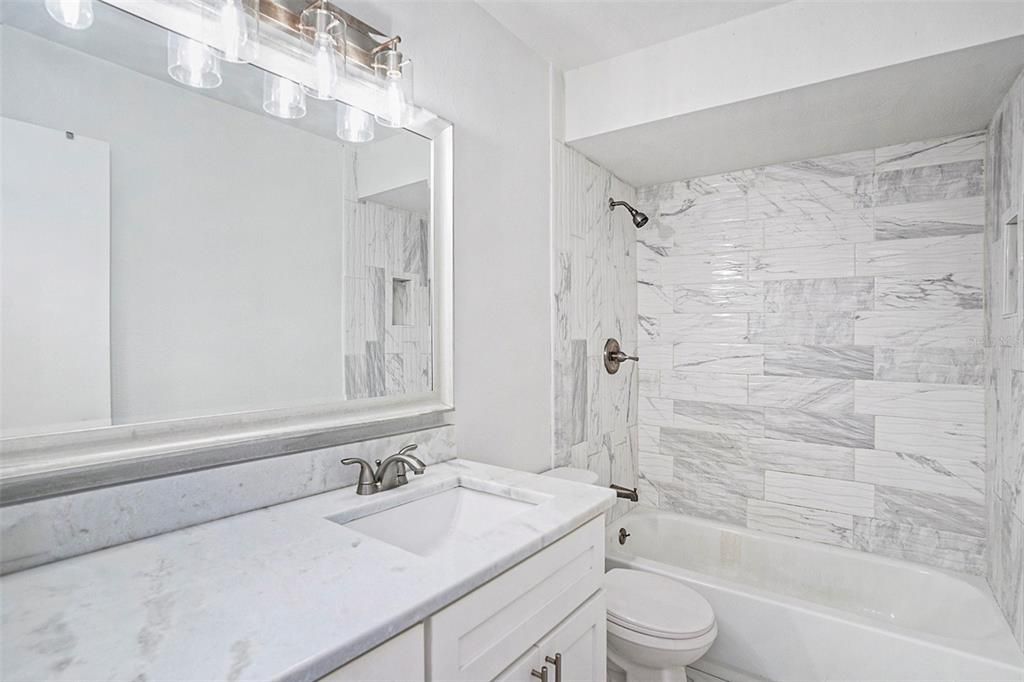 合同活跃: $424,900 (5 贝兹, 2 浴室, 1949 平方英尺)