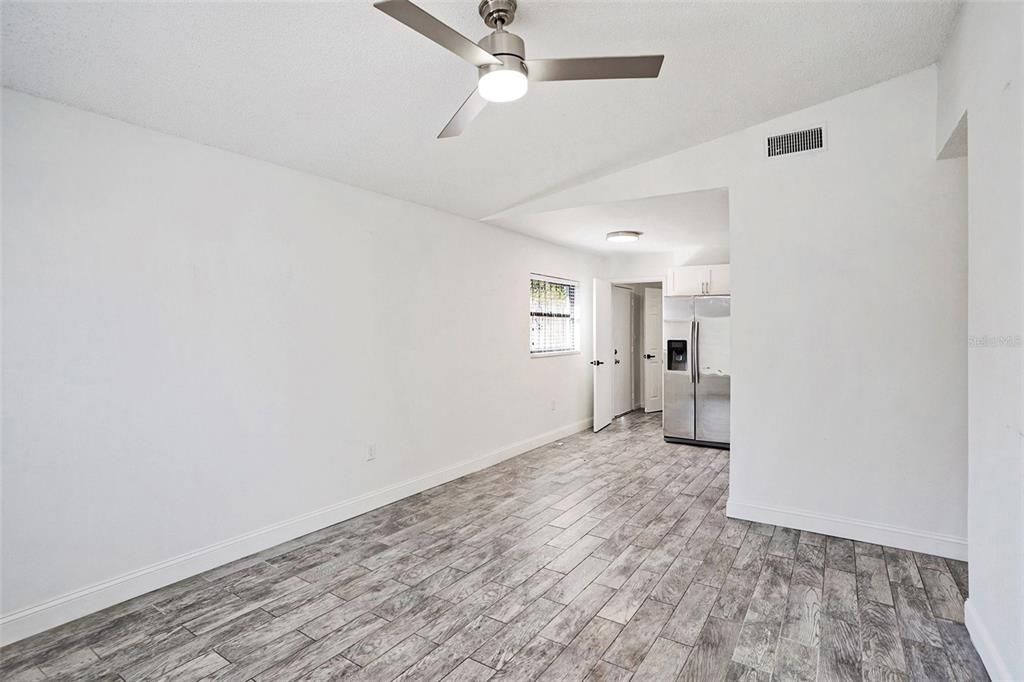 合同活跃: $424,900 (5 贝兹, 2 浴室, 1949 平方英尺)