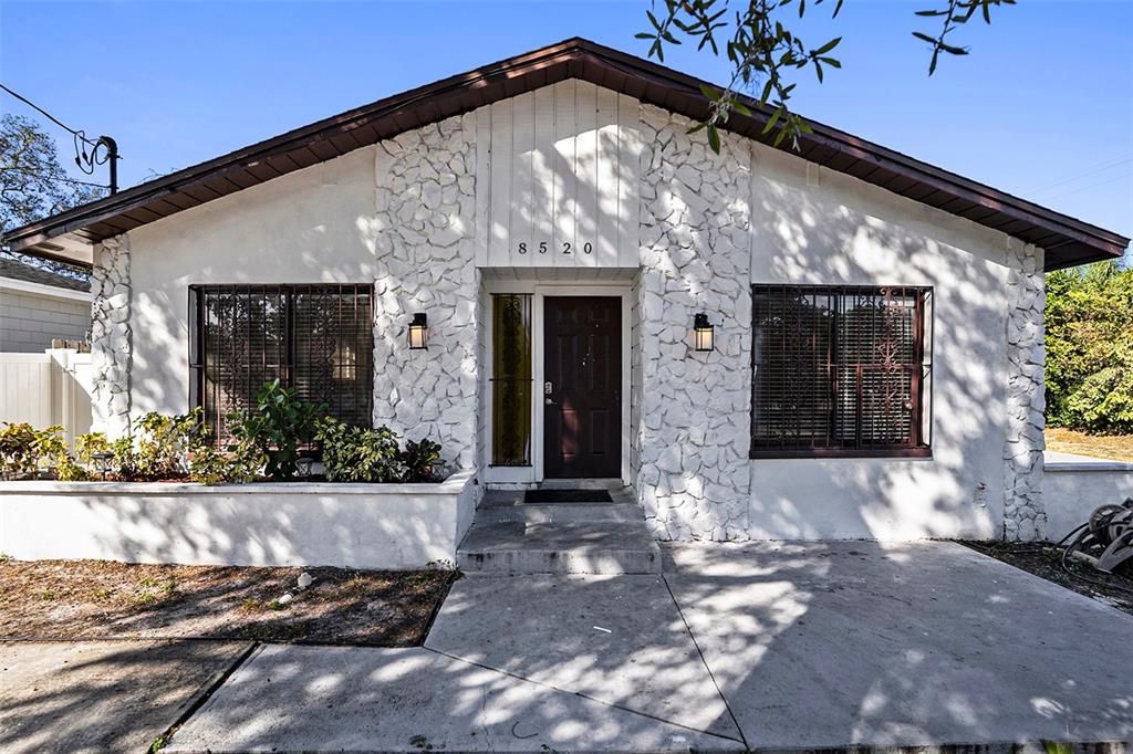 合同活跃: $424,900 (5 贝兹, 2 浴室, 1949 平方英尺)