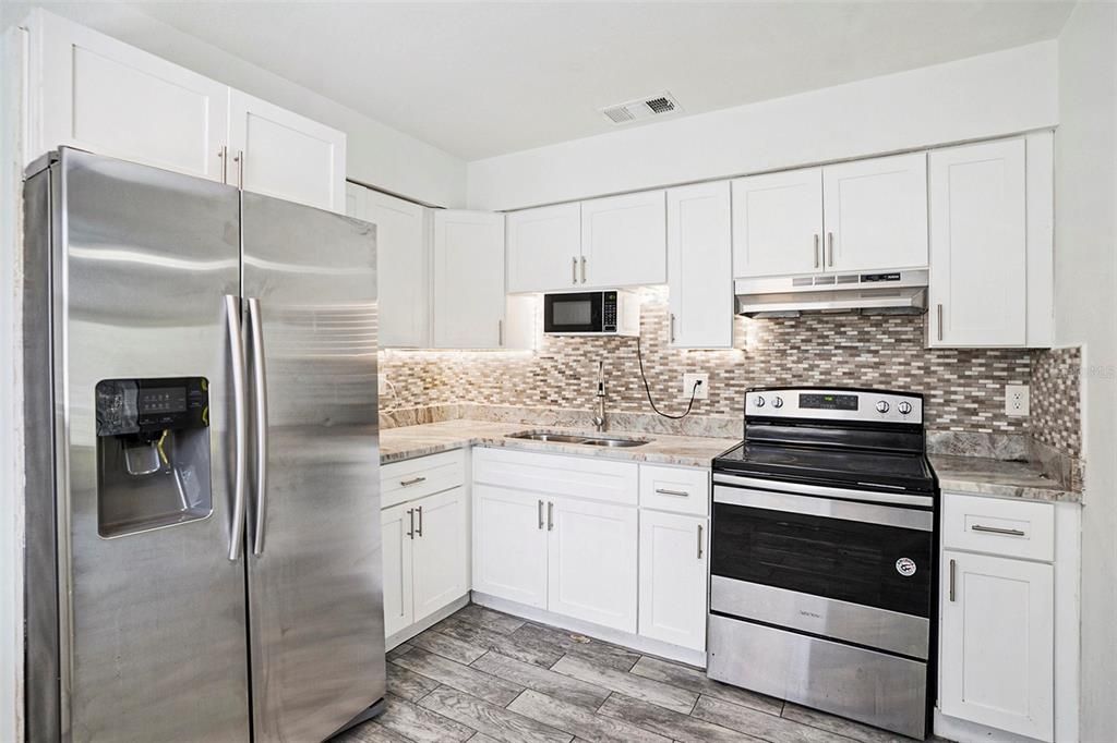 合同活跃: $424,900 (5 贝兹, 2 浴室, 1949 平方英尺)