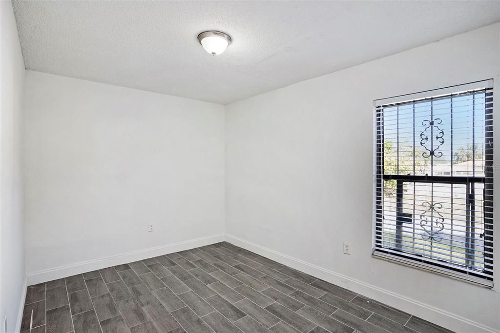 合同活跃: $424,900 (5 贝兹, 2 浴室, 1949 平方英尺)