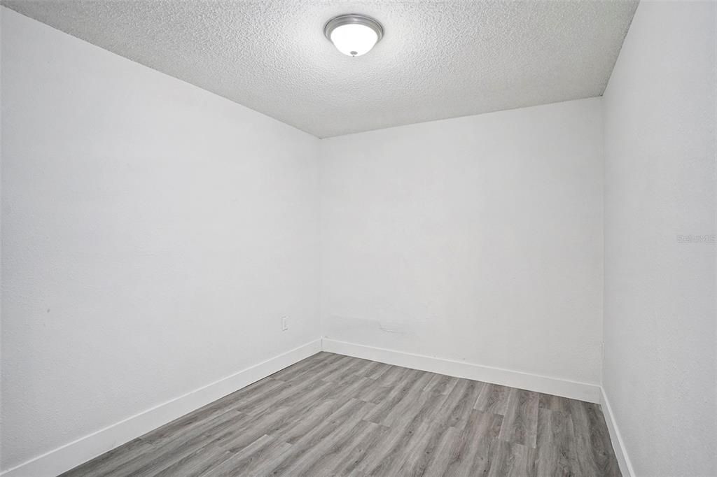 合同活跃: $424,900 (5 贝兹, 2 浴室, 1949 平方英尺)