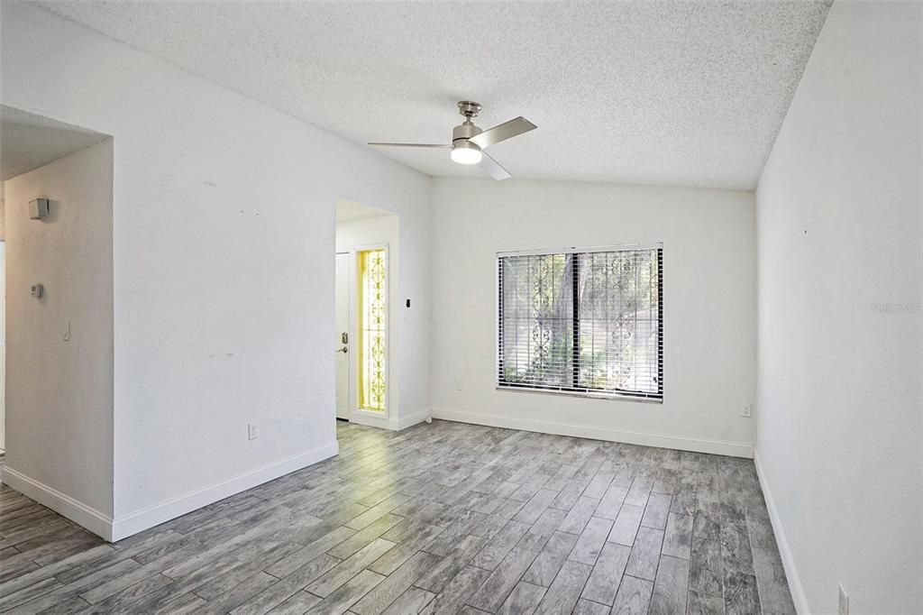 合同活跃: $424,900 (5 贝兹, 2 浴室, 1949 平方英尺)