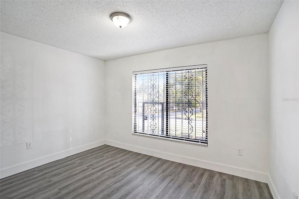 合同活跃: $424,900 (5 贝兹, 2 浴室, 1949 平方英尺)