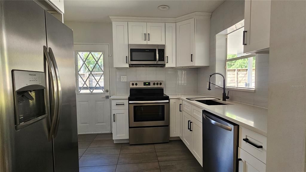 Под контрактом: $2,295 (2 спален, 1 ванн, 992 Квадратных фут)