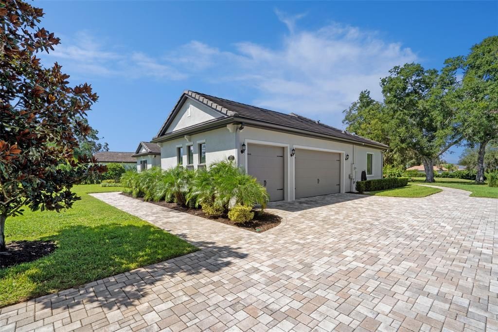 For Sale: $740,000 (3 beds, 2 baths, 2520 Square Feet)