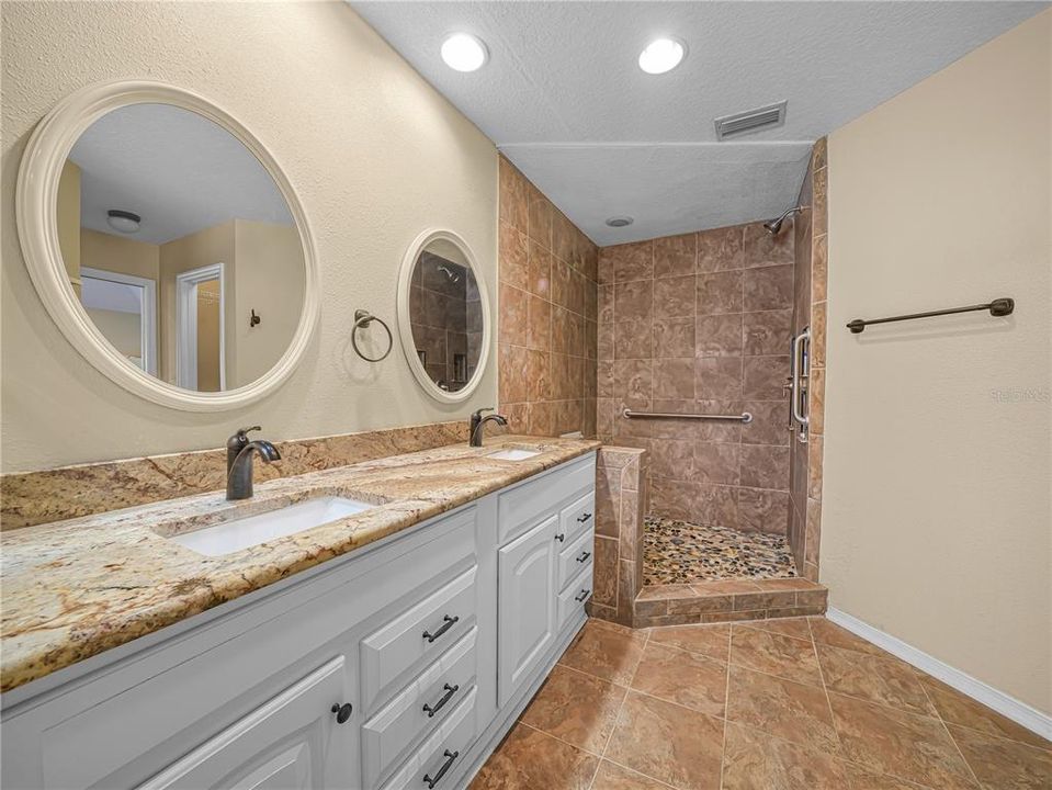 待售: $399,000 (3 贝兹, 2 浴室, 2318 平方英尺)