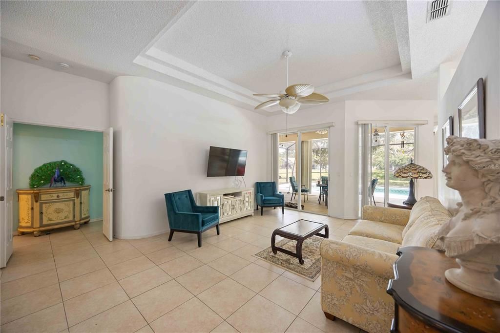 Activo con contrato: $499,000 (4 camas, 2 baños, 2308 Pies cuadrados)