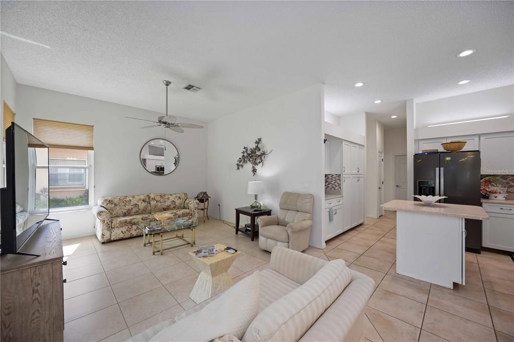 Activo con contrato: $499,000 (4 camas, 2 baños, 2308 Pies cuadrados)