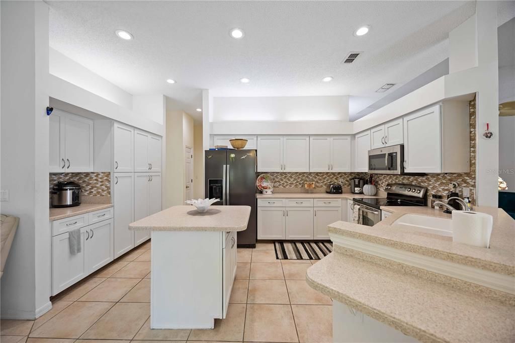 Activo con contrato: $499,000 (4 camas, 2 baños, 2308 Pies cuadrados)