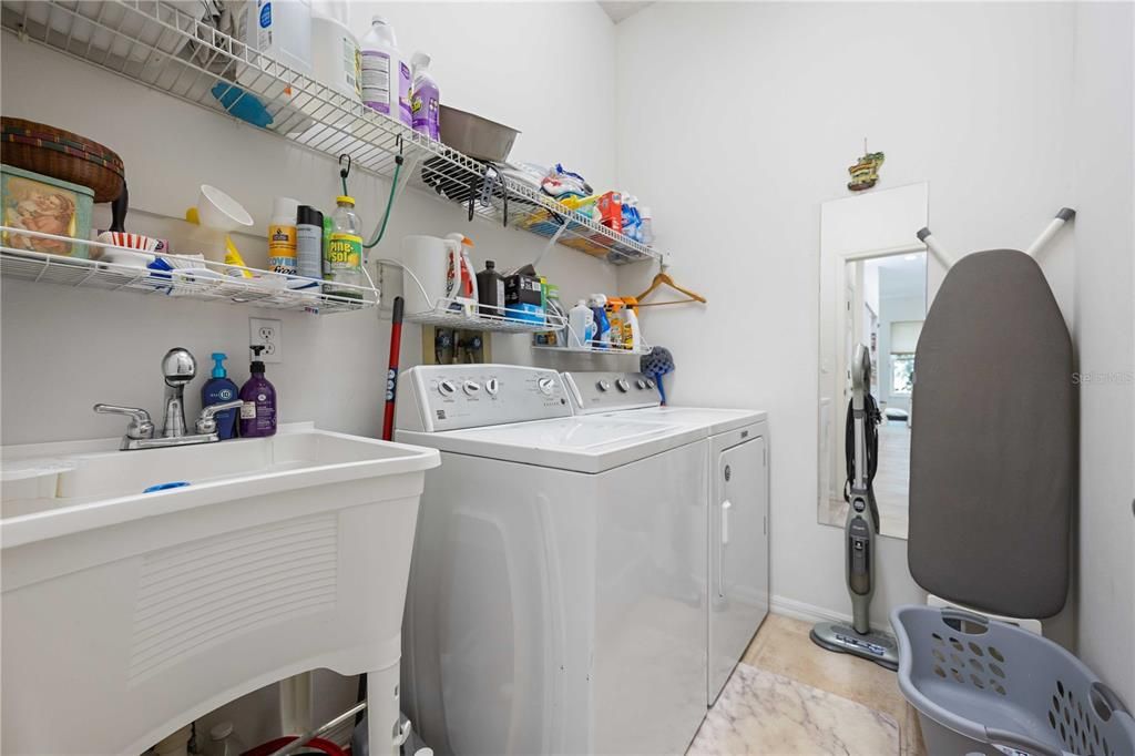 Activo con contrato: $499,000 (4 camas, 2 baños, 2308 Pies cuadrados)