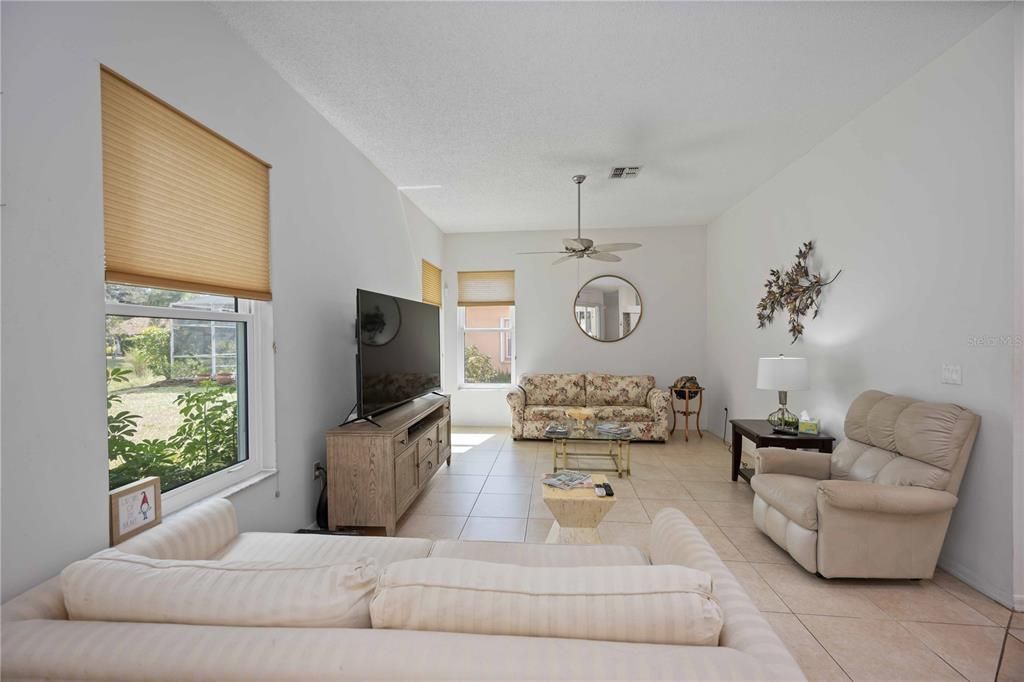 Activo con contrato: $499,000 (4 camas, 2 baños, 2308 Pies cuadrados)