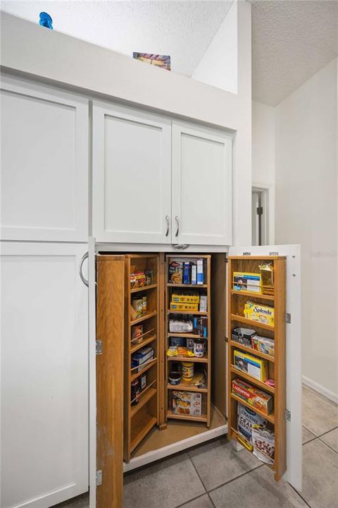 Activo con contrato: $499,000 (4 camas, 2 baños, 2308 Pies cuadrados)