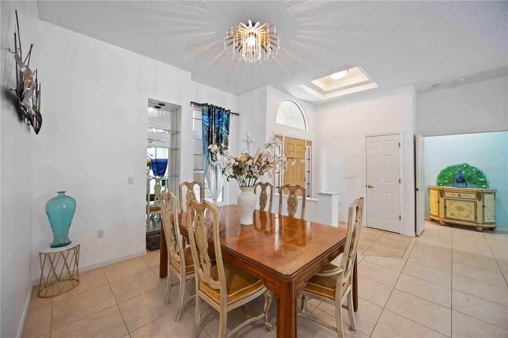 Activo con contrato: $499,000 (4 camas, 2 baños, 2308 Pies cuadrados)