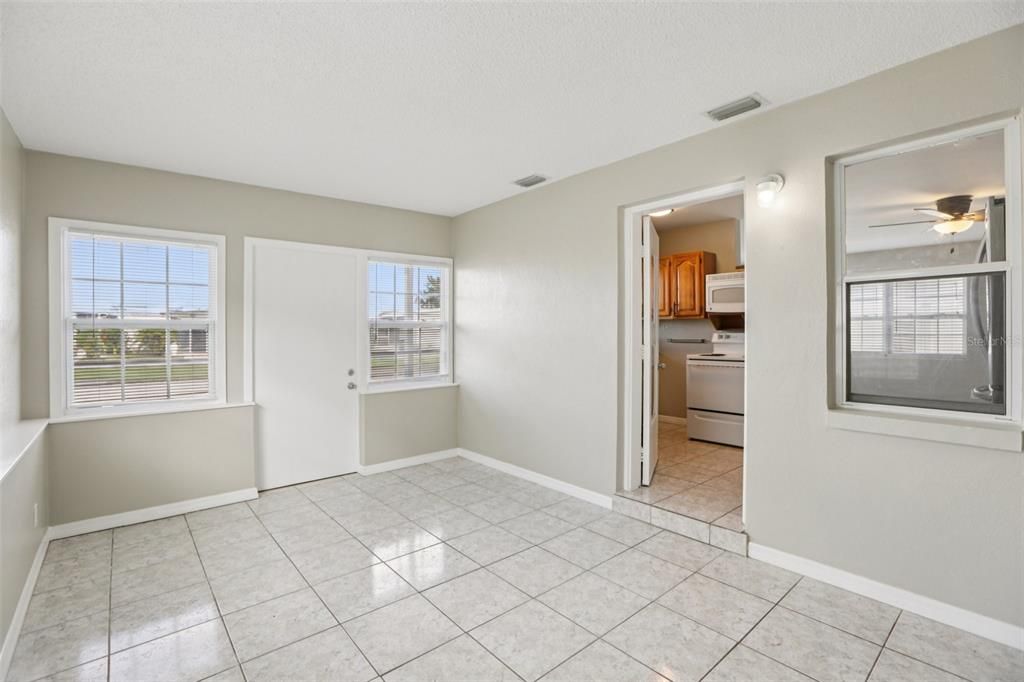 待售: $265,000 (2 贝兹, 1 浴室, 1045 平方英尺)