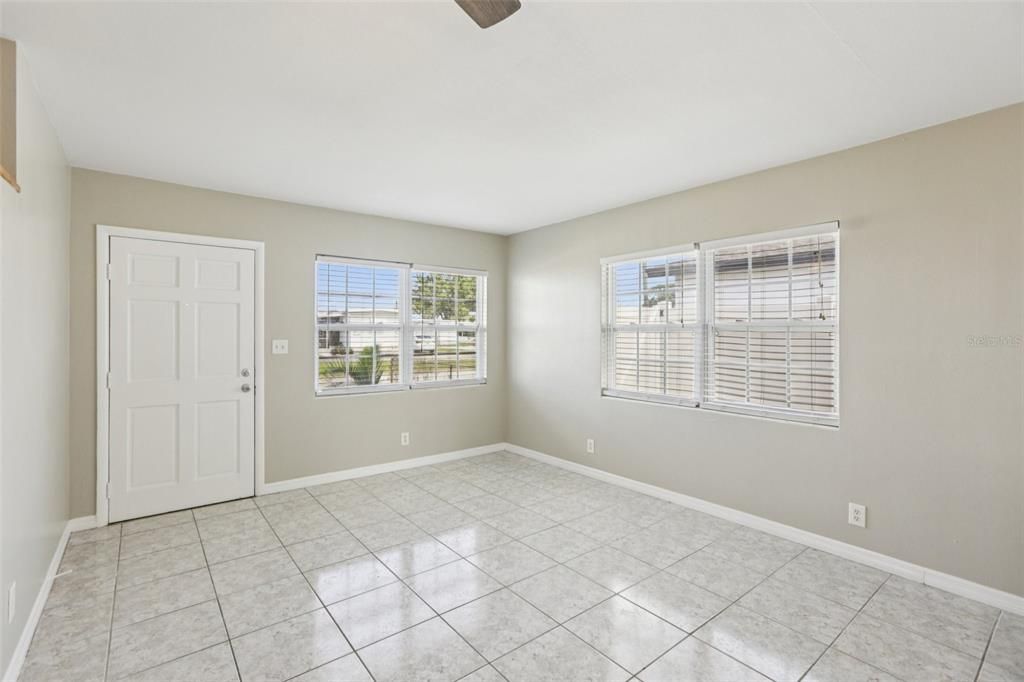 待售: $265,000 (2 贝兹, 1 浴室, 1045 平方英尺)