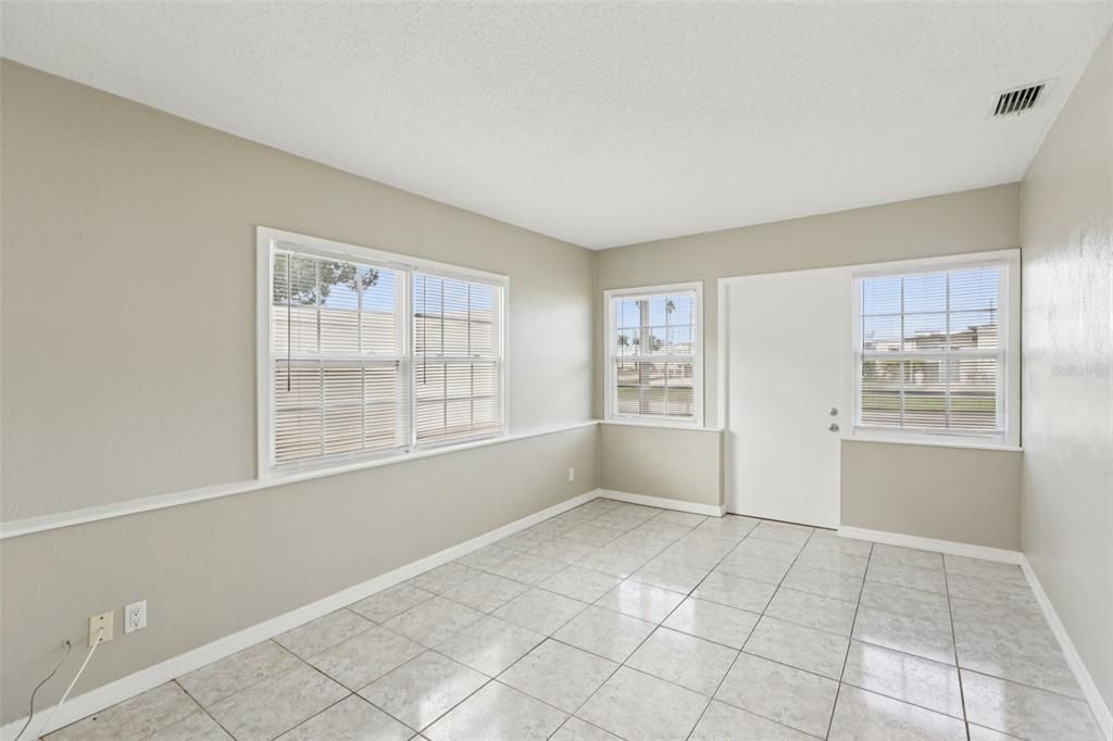 待售: $265,000 (2 贝兹, 1 浴室, 1045 平方英尺)