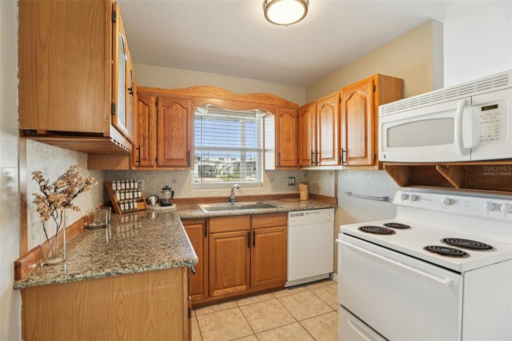 待售: $265,000 (2 贝兹, 1 浴室, 1045 平方英尺)