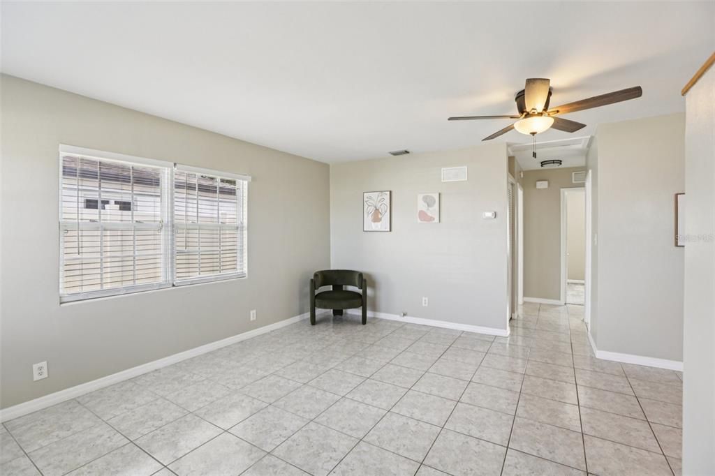 待售: $265,000 (2 贝兹, 1 浴室, 1045 平方英尺)