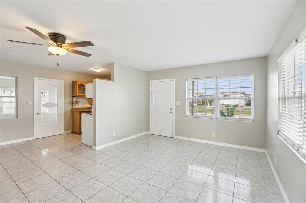 待售: $265,000 (2 贝兹, 1 浴室, 1045 平方英尺)