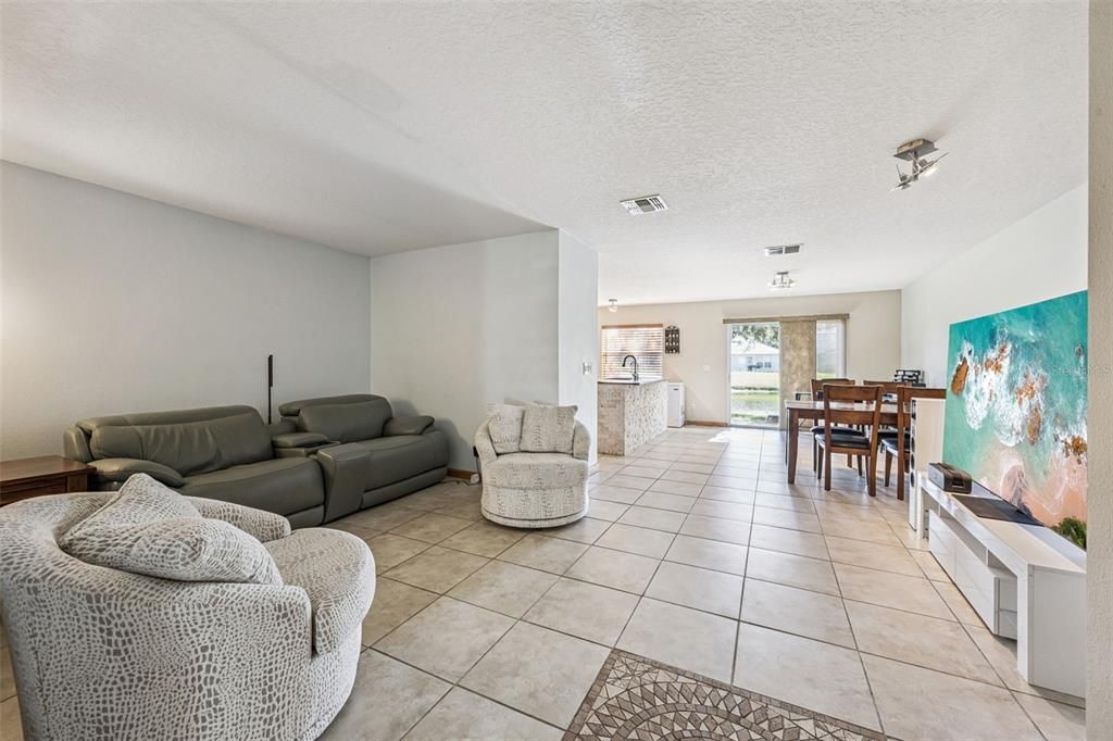 Active With Contract: $299,900 (3 beds, 2 baths, 1872 Square Feet)