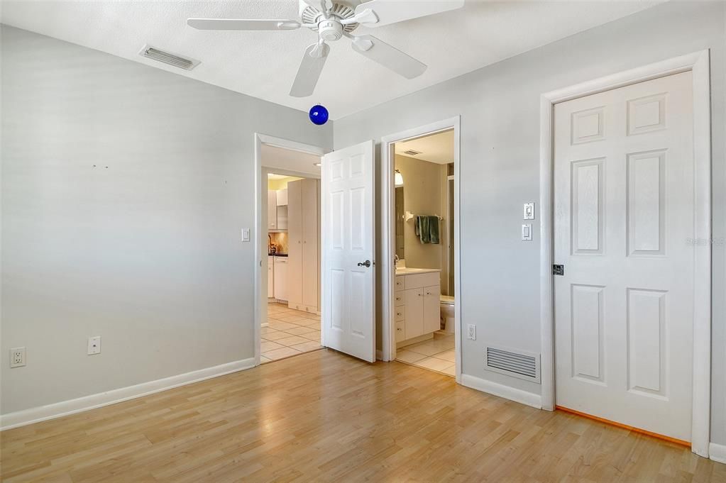 待售: $269,000 (2 贝兹, 2 浴室, 1169 平方英尺)