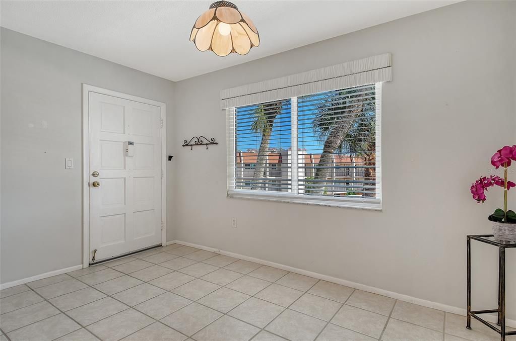 待售: $269,000 (2 贝兹, 2 浴室, 1169 平方英尺)