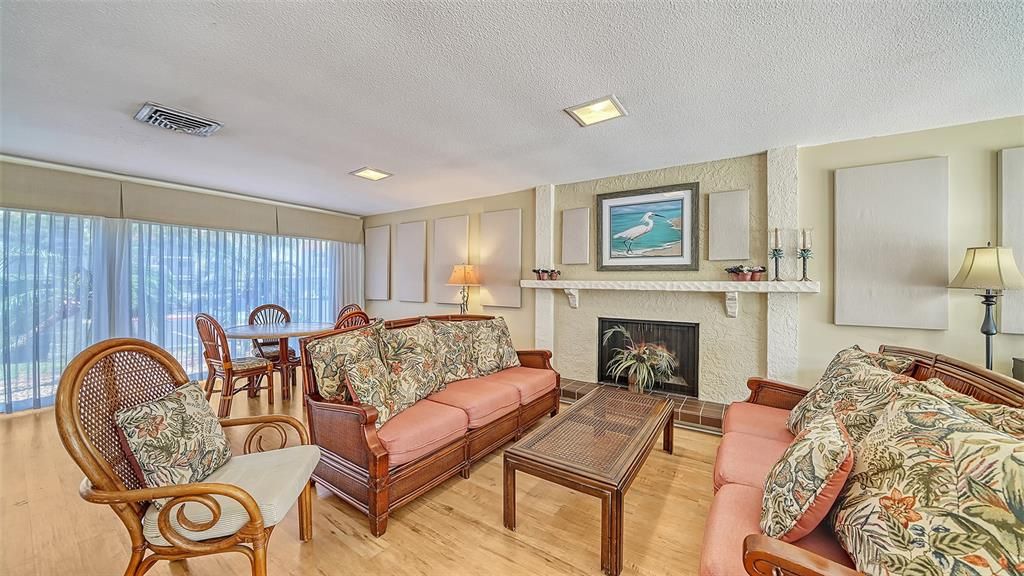 待售: $269,000 (2 贝兹, 2 浴室, 1169 平方英尺)