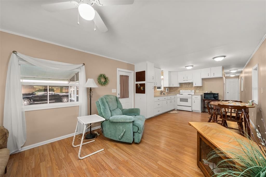 For Sale: $64,900 (2 beds, 1 baths, 672 Square Feet)