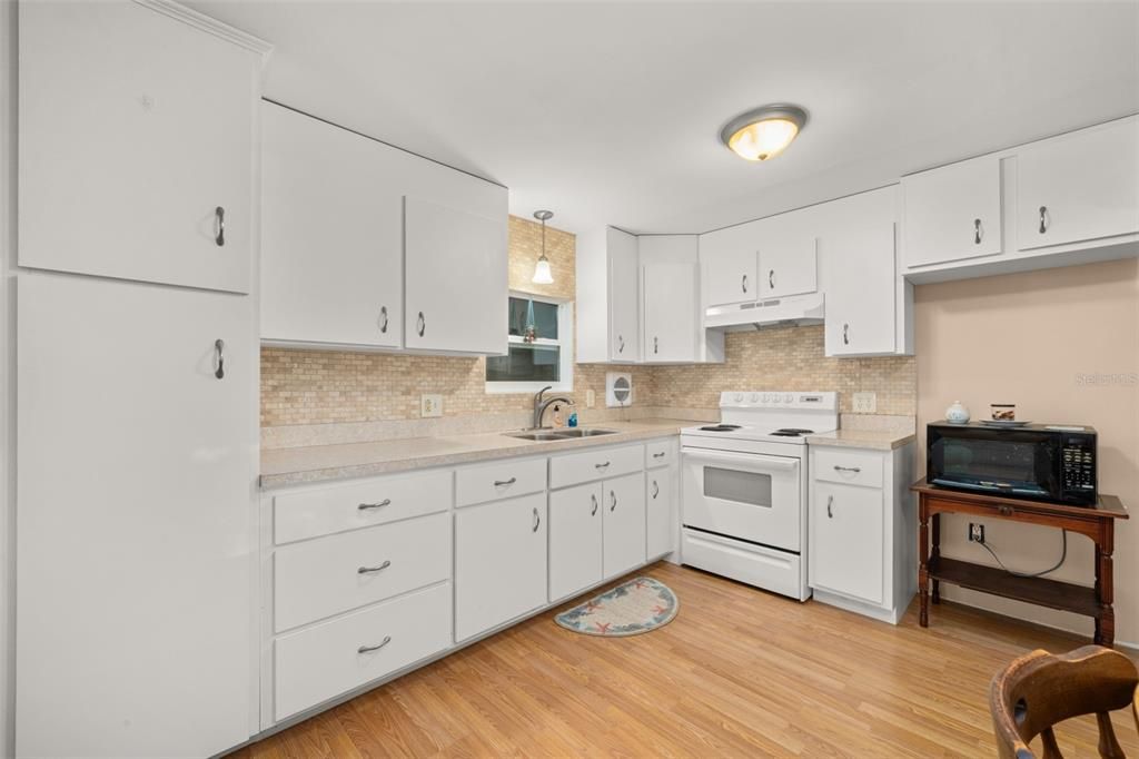 For Sale: $64,900 (2 beds, 1 baths, 672 Square Feet)