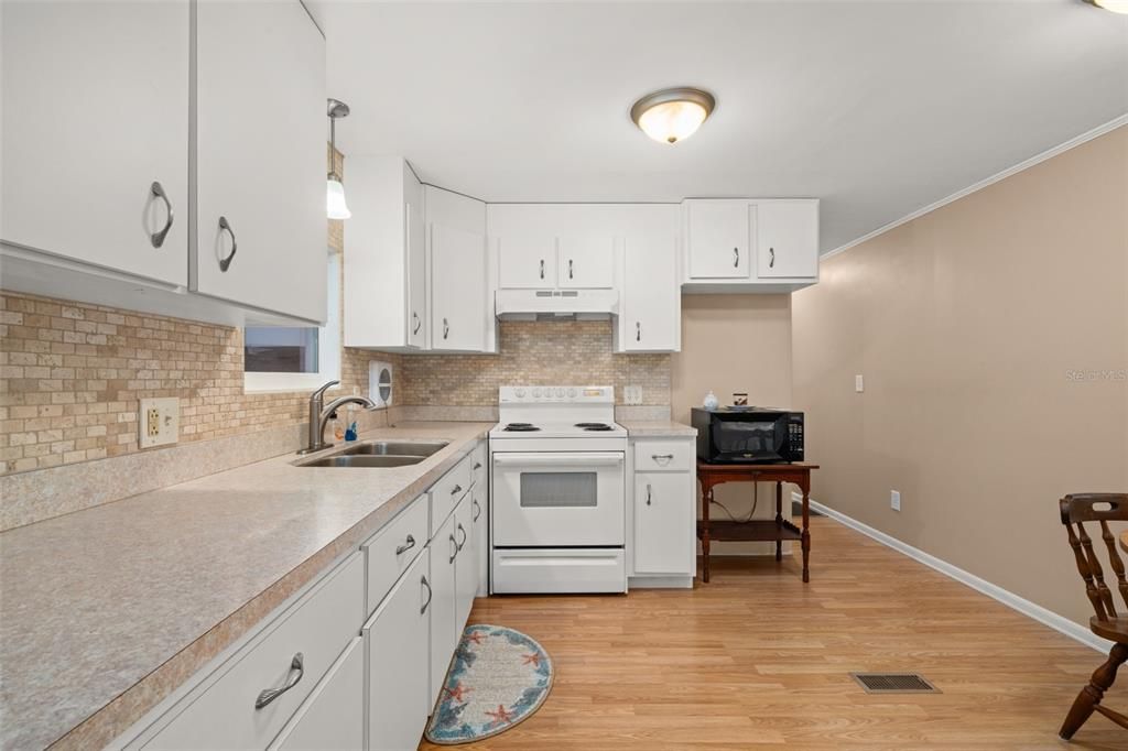 For Sale: $64,900 (2 beds, 1 baths, 672 Square Feet)