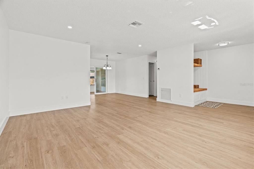 Active With Contract: $319,000 (3 beds, 2 baths, 1742 Square Feet)