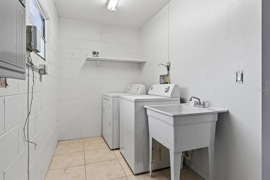 Active With Contract: $319,000 (3 beds, 2 baths, 1742 Square Feet)