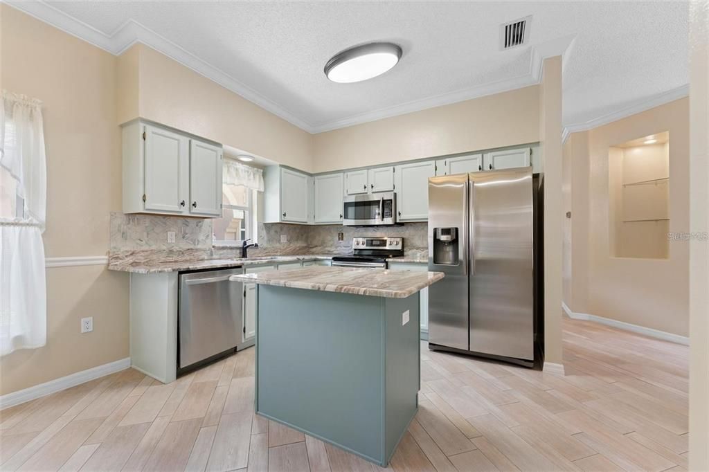 For Sale: $415,000 (3 beds, 2 baths, 1563 Square Feet)