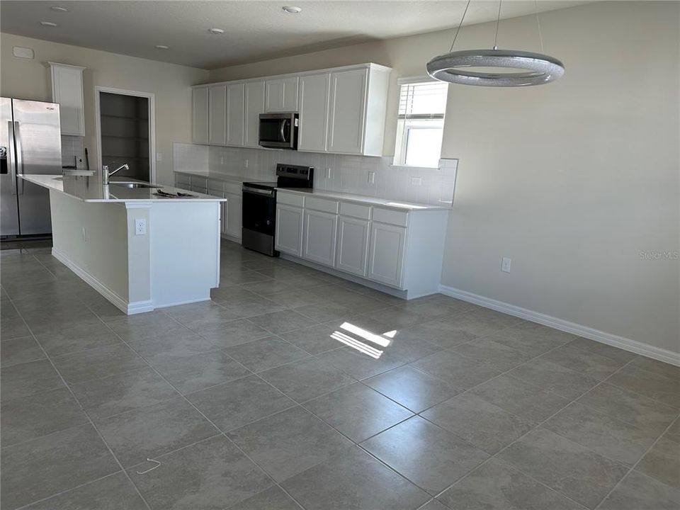 出租: $3,000 (5 贝兹, 3 浴室, 2615 平方英尺)