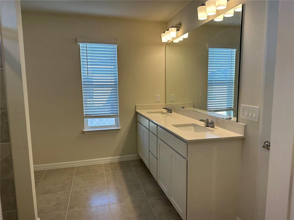 出租: $3,000 (5 贝兹, 3 浴室, 2615 平方英尺)