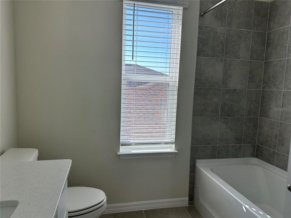 出租: $3,000 (5 贝兹, 3 浴室, 2615 平方英尺)