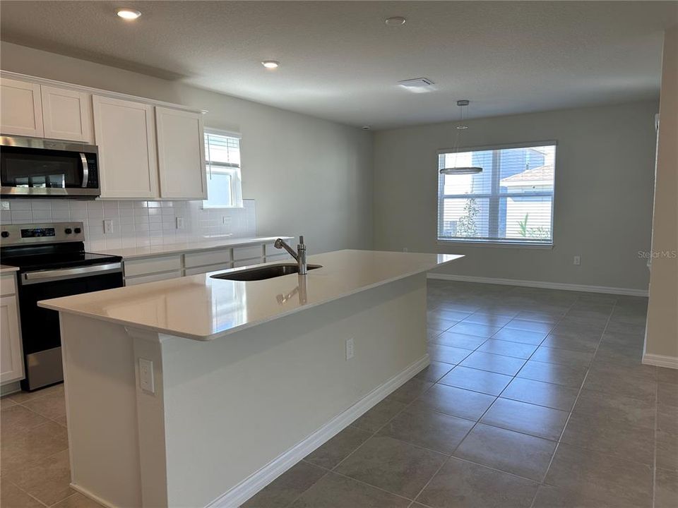 出租: $3,000 (5 贝兹, 3 浴室, 2615 平方英尺)