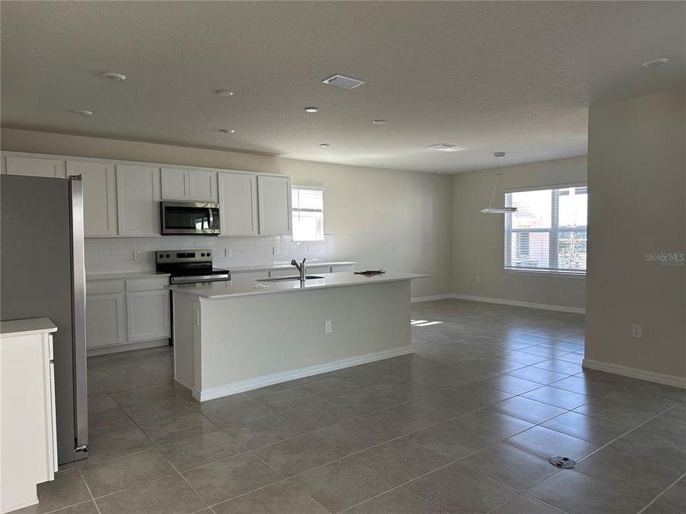 出租: $3,000 (5 贝兹, 3 浴室, 2615 平方英尺)