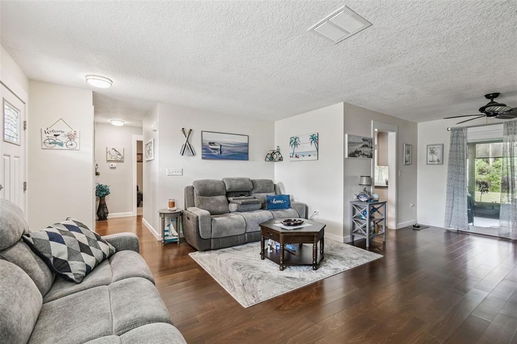 Под контрактом: $320,000 (2 спален, 2 ванн, 1358 Квадратных фут)